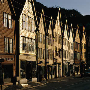Bergen • Norway | Titolo | Bryggen dorata...