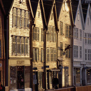 Bryggen • Bergen • Norway | Titolo | Giganti costretti...