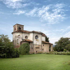 Abbazia di Santa Maria • Cavour • Torino | Esterno con giardino