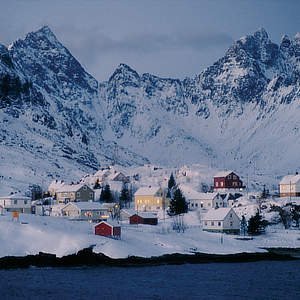 Å • Isole Lofoten • Norway | Sonnecchianti pescatori si illuminano a mezzogiorno...
